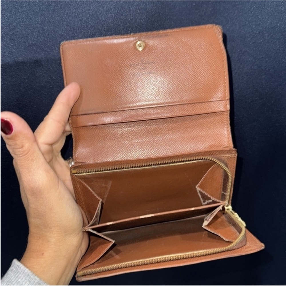 Louis Vuitton Brown Monogram Wallet Timeless Luxury - Picture 9 of 16
